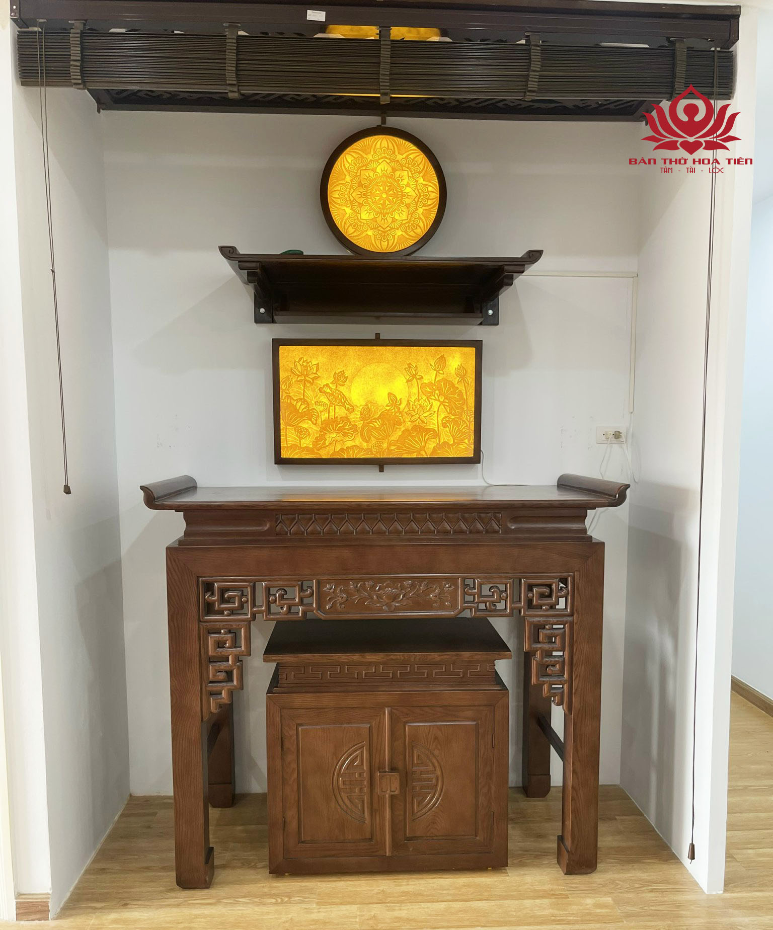 rèm gỗ và bàn thờ