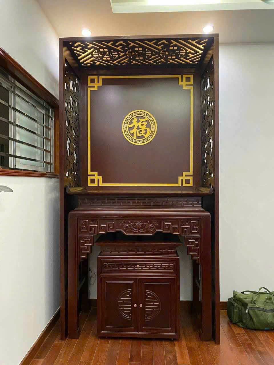 Bàn Thờ Đứng Chung Cư – Giải Pháp Tâm Linh Tối Ưu Cho Không Gian Nhỏ