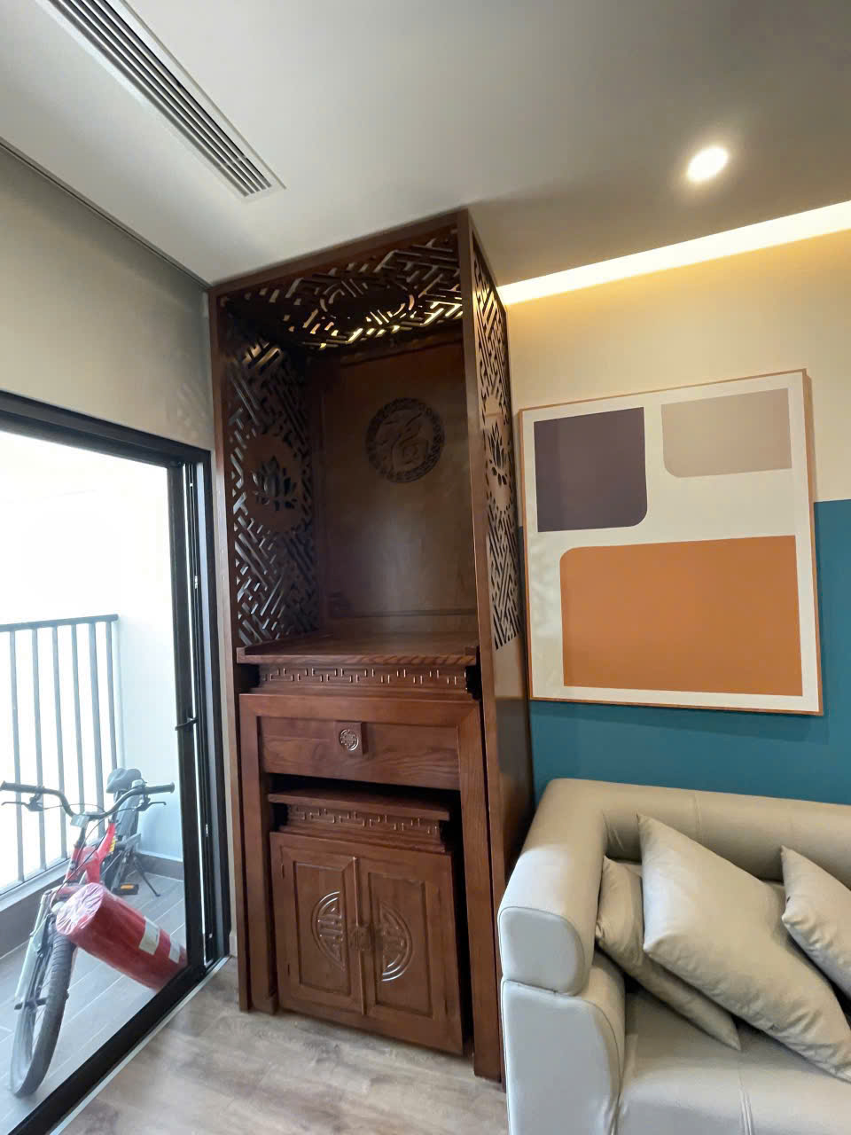 Bàn Thờ Chung Cư Tích Hợp Hộc Tủ – Linh Thiêng Gọn Gàng, Đẳng Cấp Tâm Linh