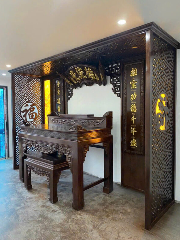 Có Nên Dùng Vách Ngăn Gỗ Cho Khu Vực Bàn Thờ? Phân Tích Ưu Nhược Điểm